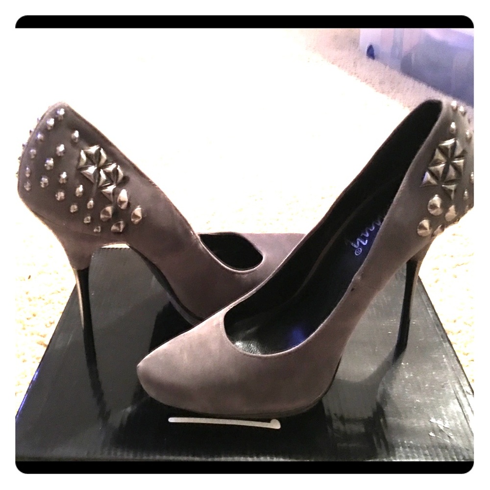 SUPER CUTE GREY STEEL HEELS! NWT sz 7